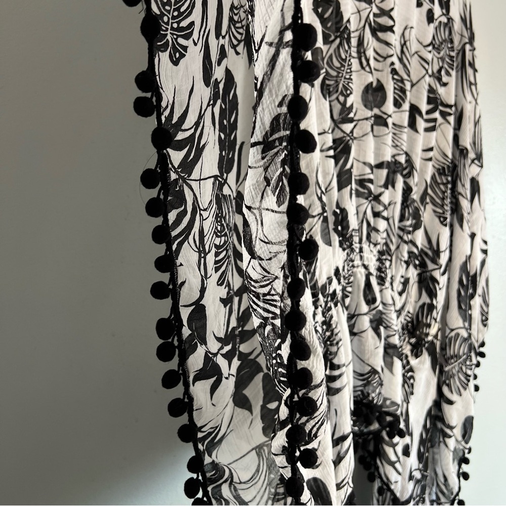 NWT Vince Camuto Women's Floral Lagoon V-Neck Poncho Blouse Size S Black White - Picture 5 of 12